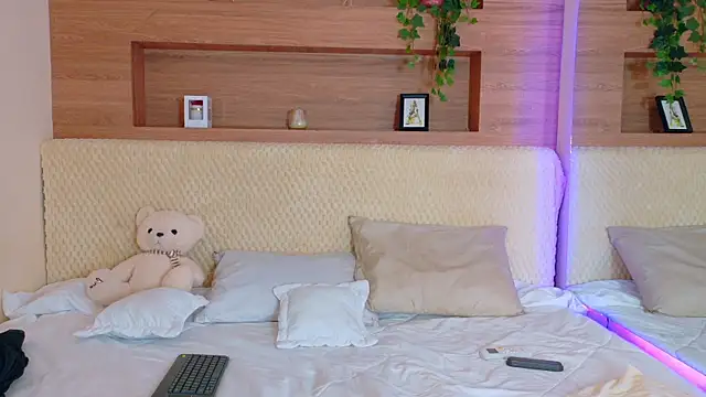 Snapshot of VioletBloomm chatting on 02.17.26 VioletBloomm online show from 02.17.26