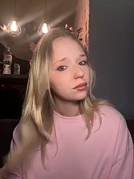 Snapshot of RollDollsi chatting on 03.16.26 RollDollsi online show from 03.16.26