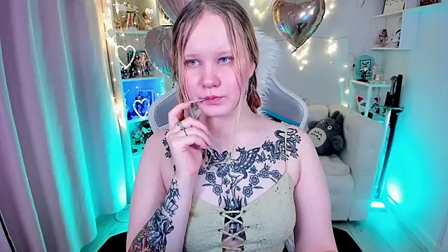 Snapshot of AnnieVibe chatting on 02.15.26 AnnieVibe online show from 02.15.26