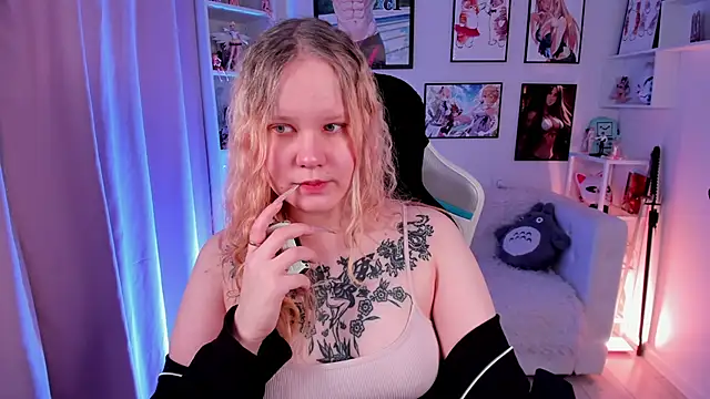 Snapshot of AnnieVibe chatting on 02.22.26 AnnieVibe online show from 02.22.26