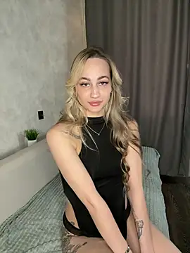 Snapshot of SarahAmour_ chatting on 02.25.26 SarahAmour online show from 02.25.26