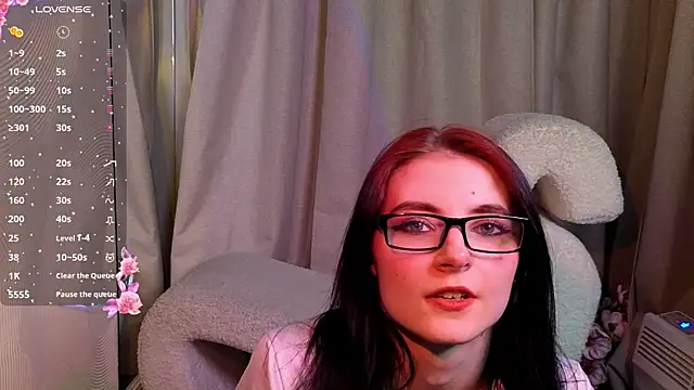 Snapshot of NicoleLuxe chatting on 04.03.26 NicoleLuxe online show from 04.03.26