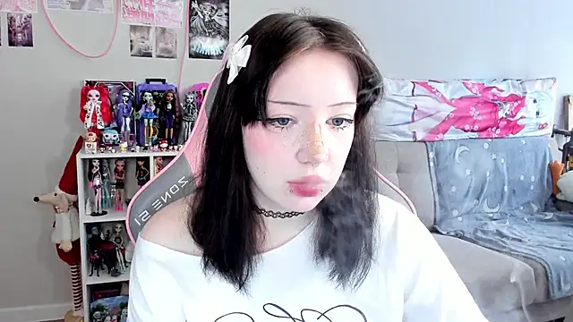 MollysLand online show from 04.17.26