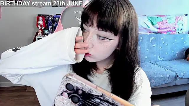 MollysLand online show from 06.17.26