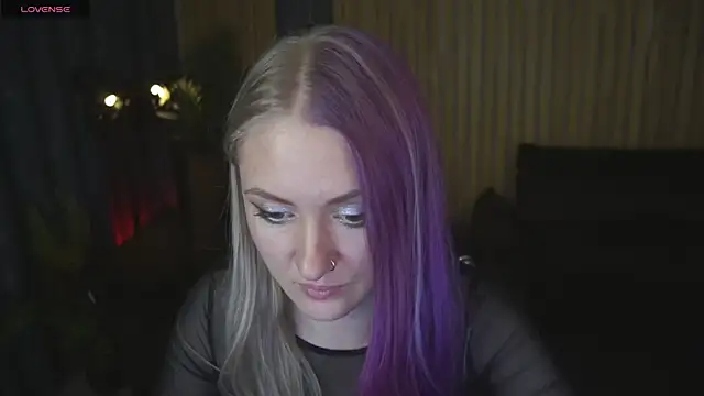 Snapshot of DramaQuenns chatting on 02.27.26 DramaQuenns online show from 02.27.26