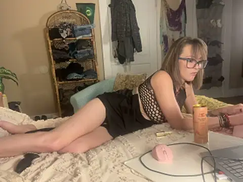 Snapshot of BrookiesLife chatting on 04.21.26 BrookiesLife online show from 04.21.26
