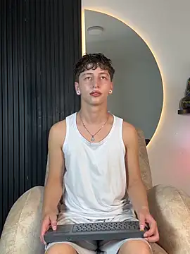 Snapshot of ARON_LUXX chatting on 02.04.26 ARON LUXX online show from 02.04.26