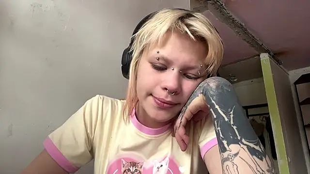 Snapshot of MeowMixer chatting on 02.07.26 MeowMixer online show from 02.07.26