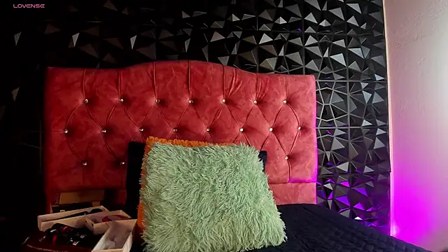 Snapshot of karenwild_1 chatting on 04.25.26 karenwild 1 online show from 04.25.26