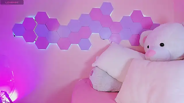 Nicole Whittee online show from 03.04.26