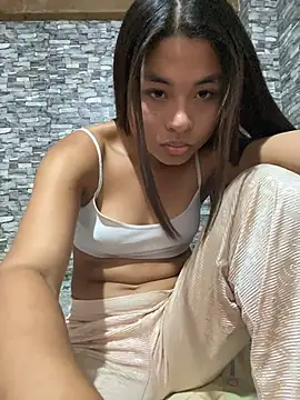 Snapshot of Romie_rous chatting on 05.18.26 Romie rous online show from 05.18.26