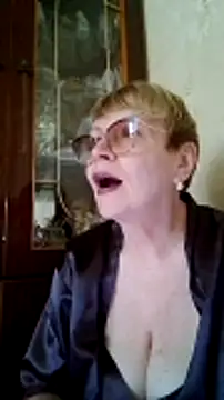Snapshot of SophieBurns chatting on 06.25.26 SophieBurns online show from 06.25.26