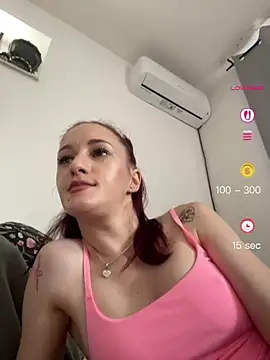 Snapshot of Roxyfoxyyy chatting on 06.15.26 Roxyfoxyyy online show from 06.15.26