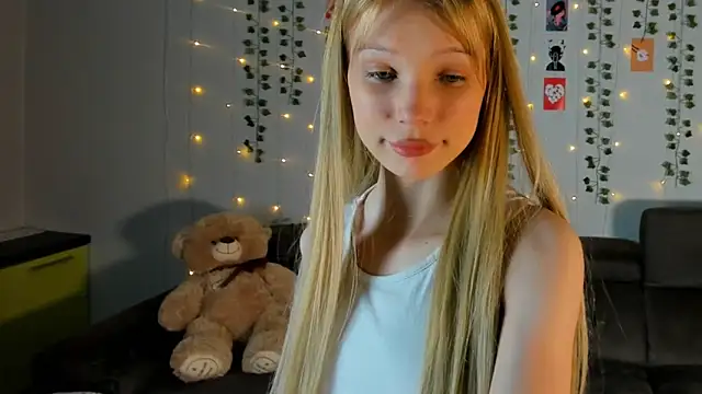 Snapshot of Kiracute18 chatting on 03.14.26 Kiracute18 online show from 03.14.26