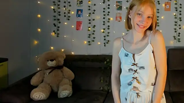 Snapshot of Kiracute18 chatting on 03.21.26 Kiracute18 online show from 03.21.26