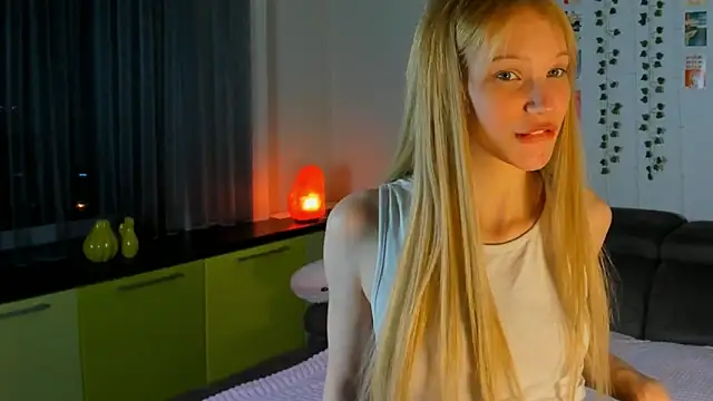 Snapshot of Kiracute18 chatting on 03.27.26 Kiracute18 online show from 03.27.26