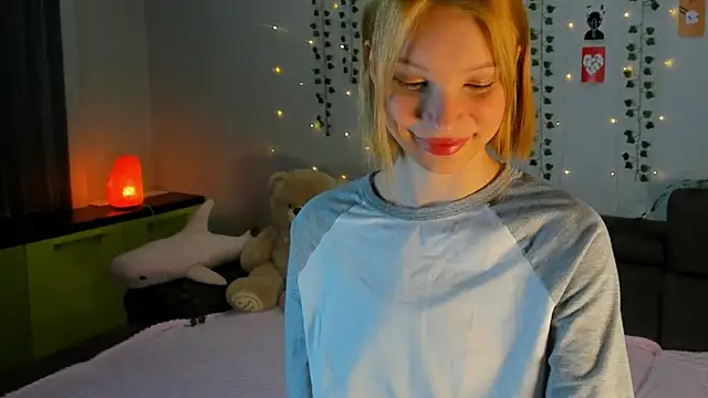 Snapshot of Kiracute18 chatting on 03.30.26 Kiracute18 online show from 03.30.26