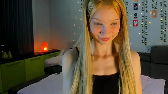 Snapshot of Kiracute18 chatting on 04.07.26 Kiracute18 online show from 04.07.26