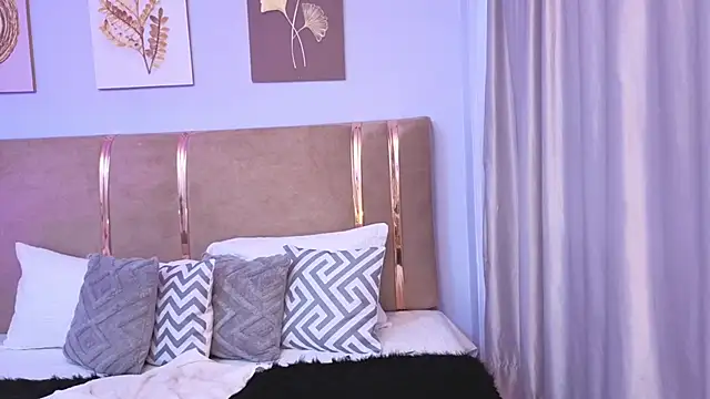 Mia Naive online show from 03.15.26