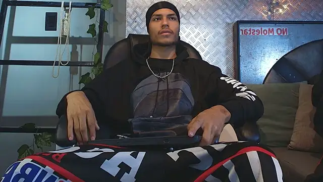 Snapshot of ItsZairen chatting on 02.13.26 ItsZairen online show from 02.13.26