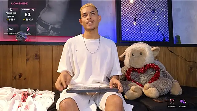 Snapshot of ItsZairen chatting on 02.15.26 ItsZairen online show from 02.15.26