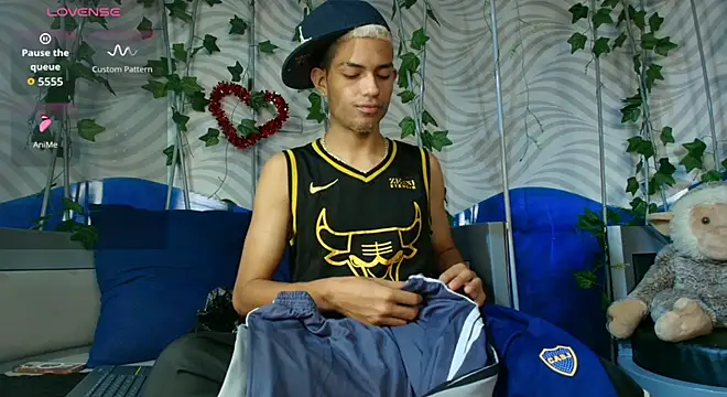 Snapshot of ItsZairen chatting on 02.25.26 ItsZairen online show from 02.25.26