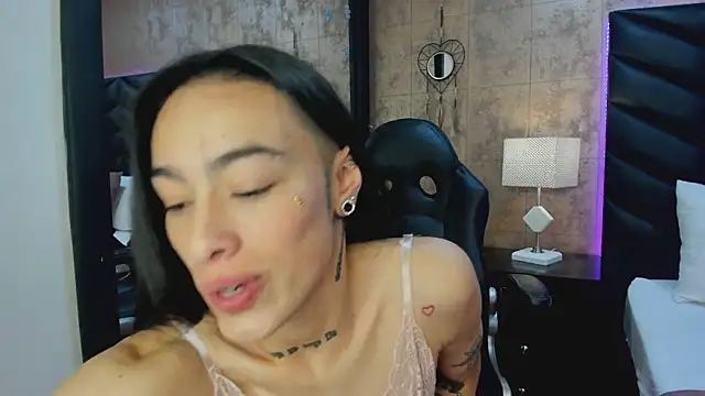 Snapshot of LaurenHazell chatting on 03.03.26 LaurenHazell online show from 03.03.26