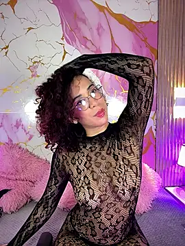 Woo isDaphne online show from 04.10.26