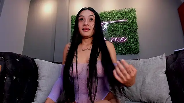 Snapshot of danielebeck chatting on 02.15.26 danielebeck online show from 02.15.26