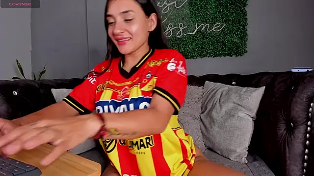 Snapshot of danielebeck chatting on 02.19.26 danielebeck online show from 02.19.26