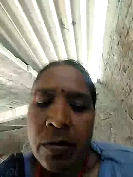 Snapshot of Loomaraj chatting on 02.27.26 Loomaraj online show from 02.27.26