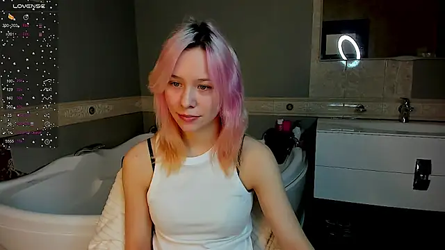 Snapshot of EmilyTrase chatting on 04.17.26 EmilyTrase online show from 04.17.26