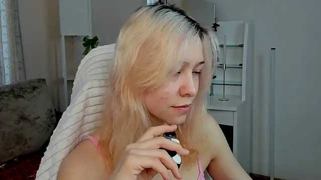 Snapshot of EmilyTrase chatting on 04.27.26 EmilyTrase online show from 04.27.26