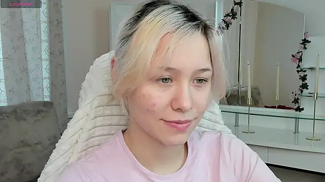 Snapshot of EmilyTrase chatting on 04.28.26 EmilyTrase online show from 04.28.26