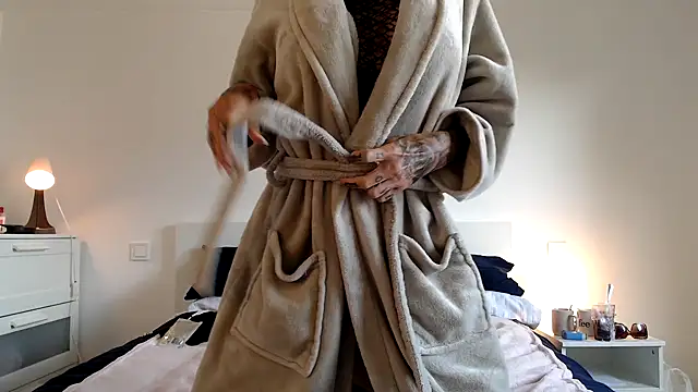 Sophie-Logan-Ink online show from 04.03.26