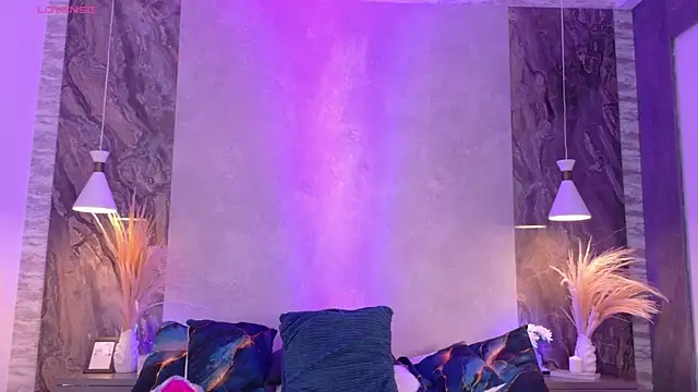 Hannah-Prada online show from 04.10.26