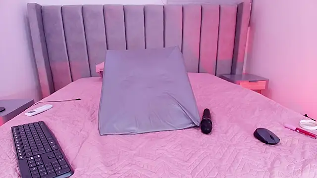 freyhasmith  online show from 03.17.26