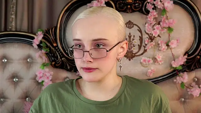 Snapshot of KirstinMcgeady chatting on 04.22.26 KirstinMcgeady online show from 04.22.26