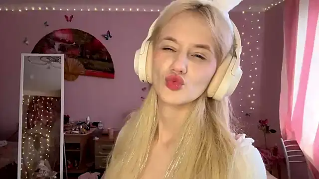 Snapshot of MelissaZaria chatting on 04.24.26 MelissaZaria online show from 04.24.26