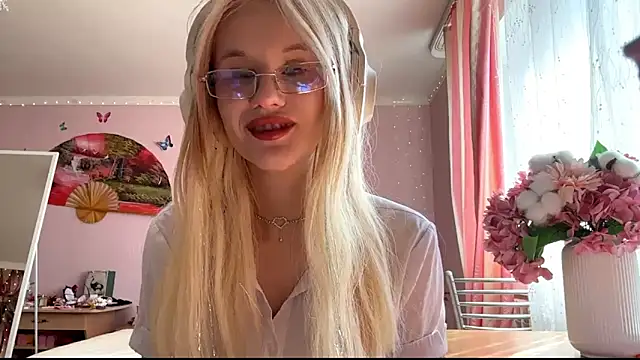 Snapshot of MelissaZaria chatting on 04.28.26 MelissaZaria online show from 04.28.26