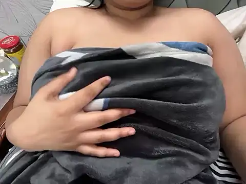 Snapshot of hugeindiantitties chatting on 02.15.26 hugeindiantitties online show from 02.15.26