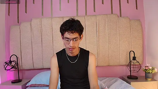 Snapshot of skinny_jean_ chatting on 02.28.26 skinny jean online show from 02.28.26