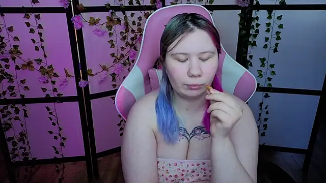 Snapshot of kitsune_little chatting on 05.31.26 kitsune little online show from 05.31.26