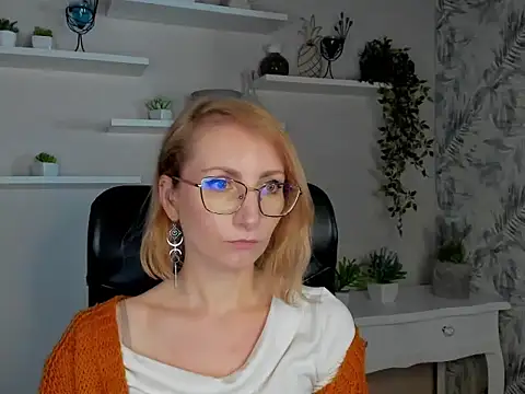 Snapshot of CinderellaMoon chatting on 02.19.26 CinderellaMoon online show from 02.19.26