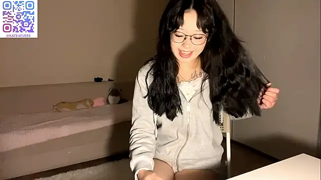 KateGlowee online show from 02.18.26