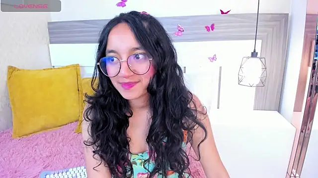 Snapshot of Emilyblussh chatting on 04.08.26 Emilyblussh online show from 04.08.26