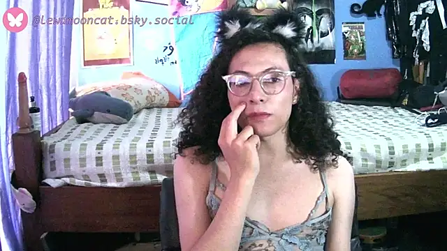 Snapshot of lewd_mooncat chatting on 05.01.26 lewd mooncat online show from 05.01.26