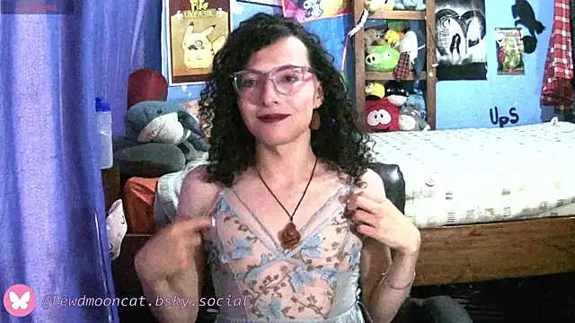 Snapshot of lewd_mooncat chatting on 06.12.26 lewd mooncat online show from 06.12.26