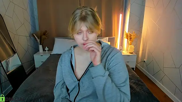 Snapshot of luna_c0ra chatting on 02.28.26 luna c0ra online show from 02.28.26