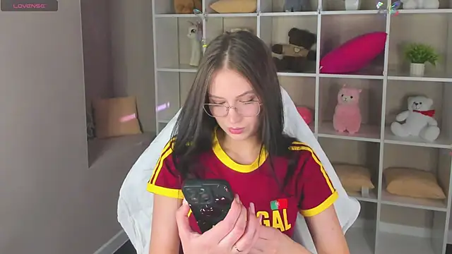 Miaa Hill online show from 04.14.26